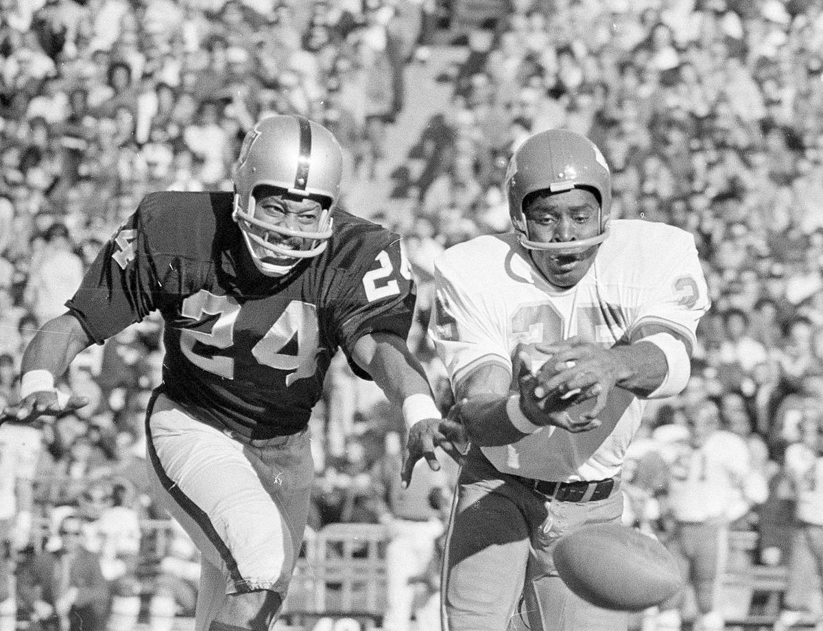 Kansas City wide receiver Frank Pitts (25) and Raiders' defensive back Willie Brown (24) try to ...