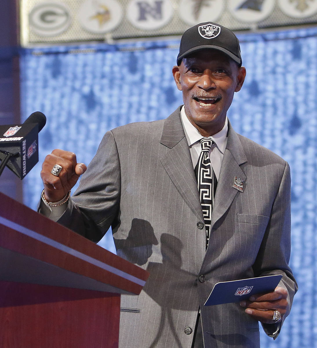 Former Oakland Raiders cornerback Willie Brown reacts as he announces Fresno State quarterback ...