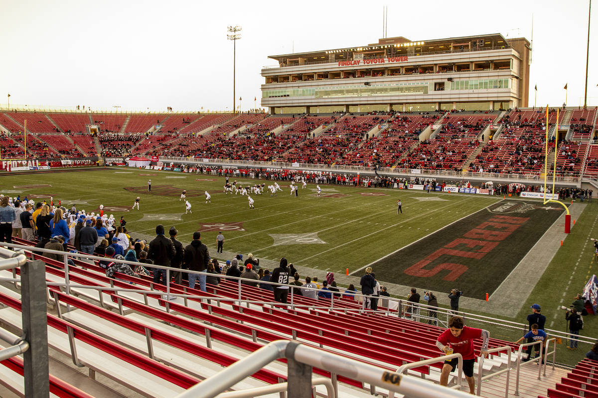 The daylight is nearly done as the UNLV Rebels continue to fight the San Jose State Spartans du ...