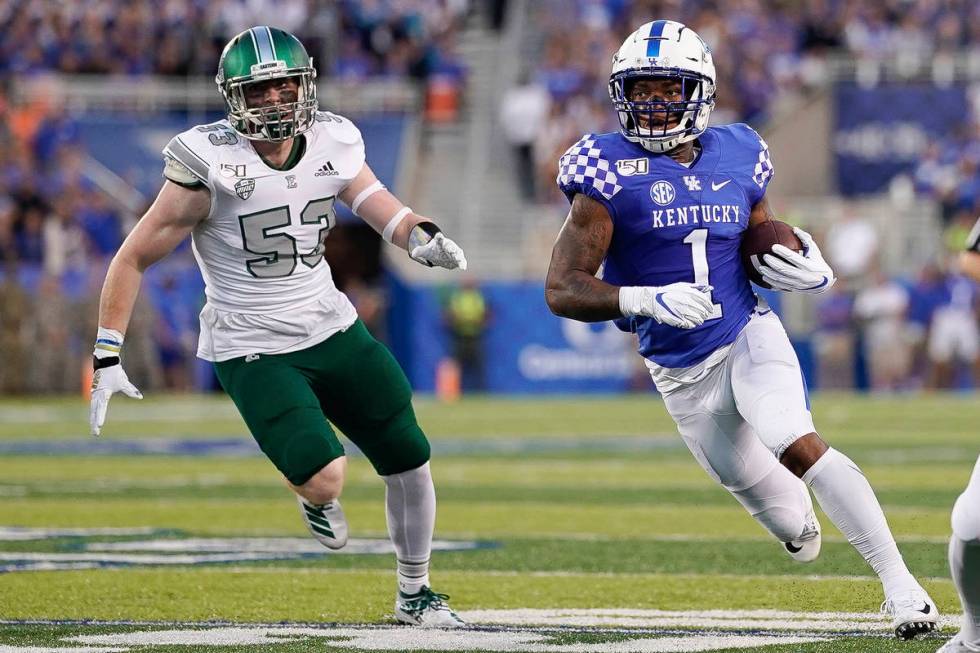 Kentucky wide receiver Lynn Bowden Jr. (1) runs with the ball during the first half of an NCAA ...