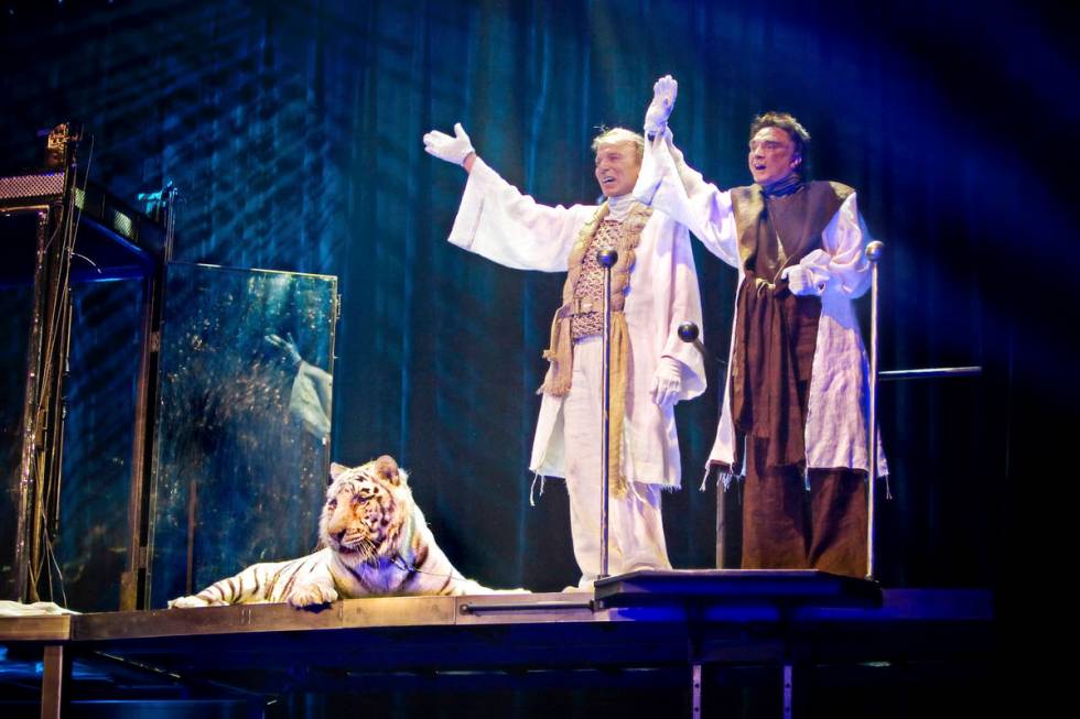 Siegfried and Roy take a final bow with their tiger Montecore after giving a performance during ...