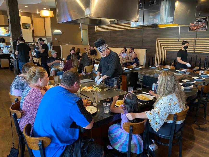 Diners enjoy a Mother's Day dinner at Jjanga Steak & Sushi (Al Mancini/Las Vegas Review-Journal)