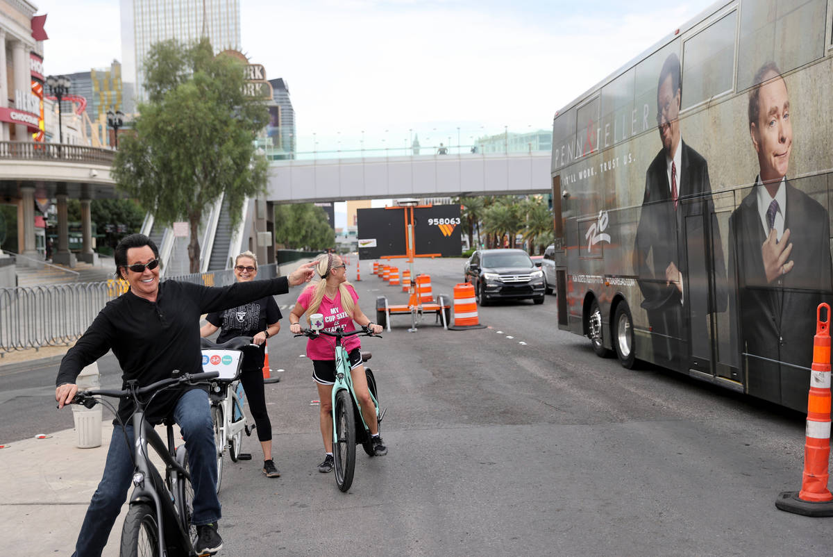 Mr. Las Vegas Wayne Newton, left, points out friends Penn & Teller while riding a bicycle o ...