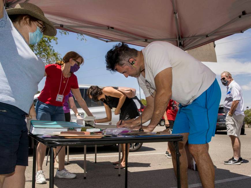 Henderson Coalition for Responsible Government volunteers Laura Sanchez, left, and Cindy Halley ...