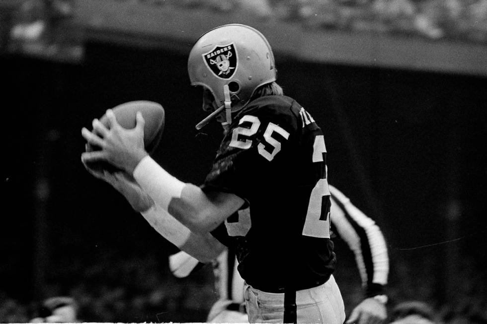 Fred Biletnikoff (25) beats Kansas City's Jim Marsalis to the ball and the end zone to score th ...