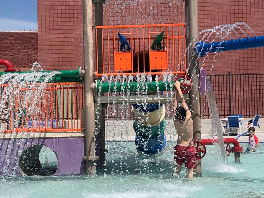 Children playing in the Whitney Ranch Activity Pool in Henderson (Katelyn Newberg/Las Vegas Rev ...