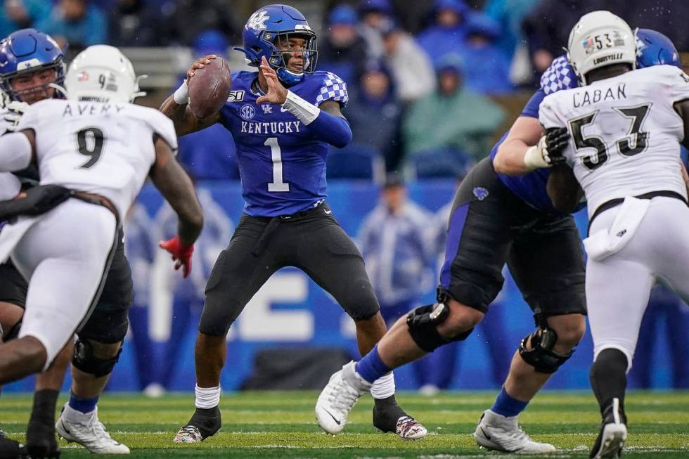 Kentucky quarterback Lynn Bowden Jr. (1) passes the ball during the first half of the NCAA coll ...