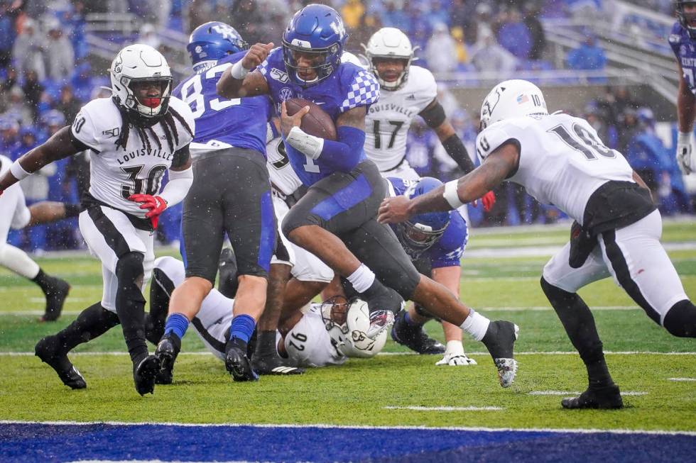 Kentucky quarterback Lynn Bowden Jr. (1) scores a touchdown during the first half of the NCAA c ...