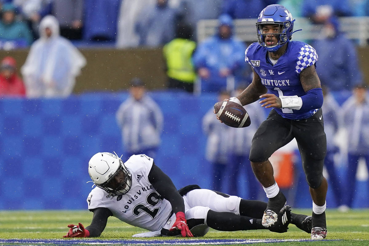 Kentucky quarterback Lynn Bowden Jr. (1) runs the ball during the first half of the NCAA colleg ...