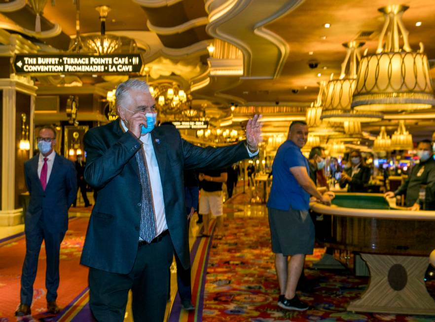 Gov. Steve Sisolak gives a thumbs up to casino guests during a tour with Wynn Las Vegas CEO Mat ...