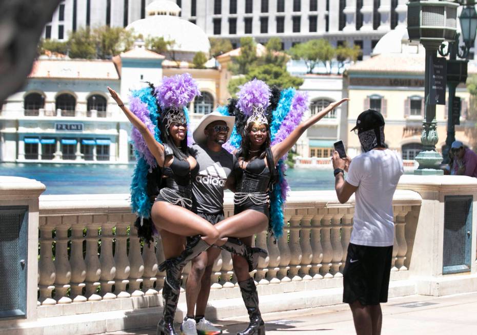 Jalen Wesley, center, of Birmingham, Ala., with show girls from IT Girls and Co., Najee Wright, ...