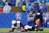 Kentucky quarterback Lynn Bowden Jr. (1) runs the ball during the first half of the NCAA colleg ...