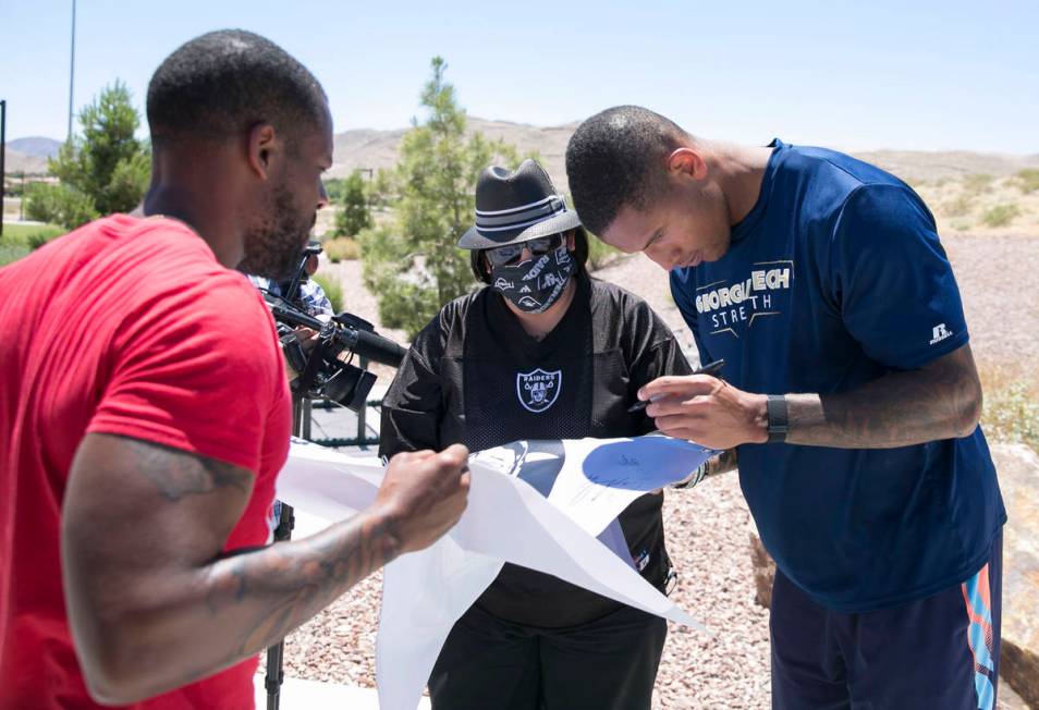 The Las Vegas Raiders tight end Darren Waller signs an autograph for Cynthia Ie, of Las Vegas, ...