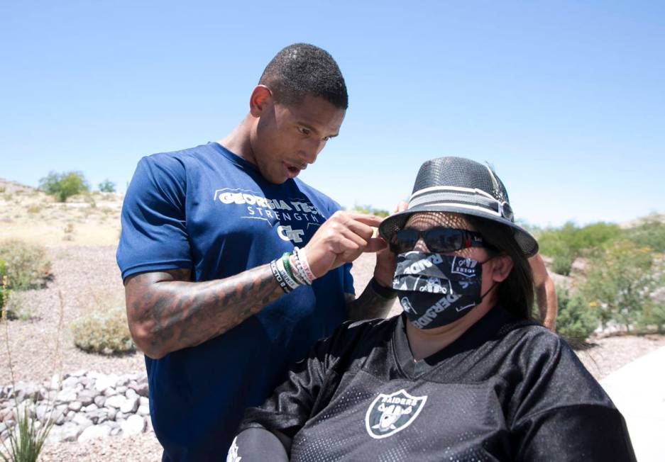 The Las Vegas Raiders tight end Darren Waller signs an autograph for Cynthia Ie, of Las Vegas, ...