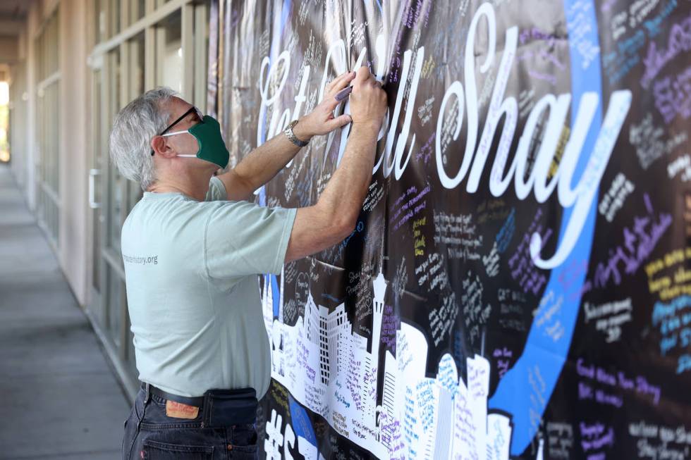 Bob Zeidman of Las Vegas writes on a banner in support for wounded Las Vegas police officer Sha ...