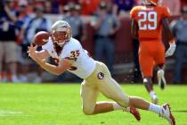 Florida State tight end Nick O'Leary (35) stretches out for a reception in the first quarter of ...