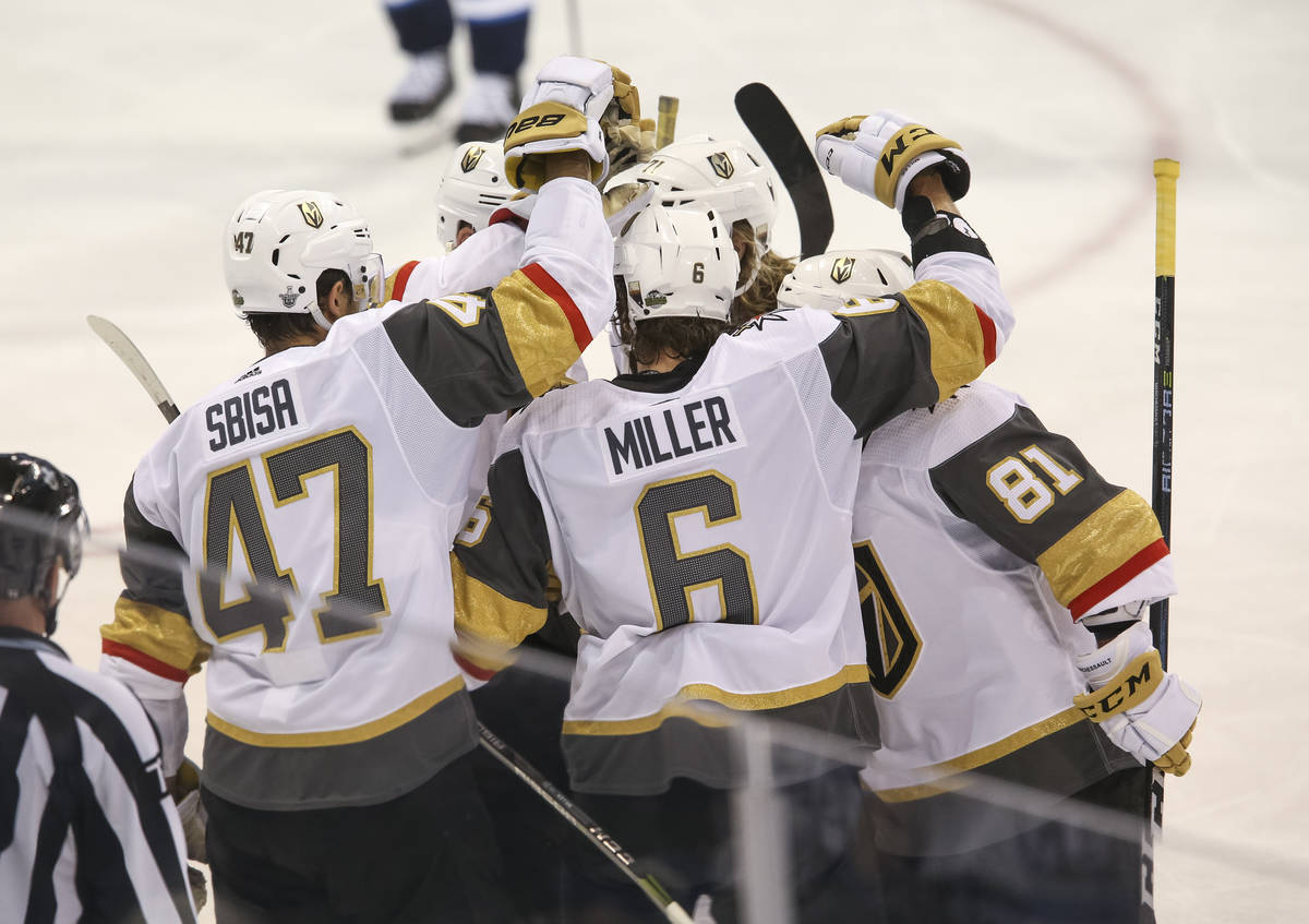 Los Vegas Golden Knights celebran el tercer gol de Jonathan Marchessault (81) contra los Winnip ...