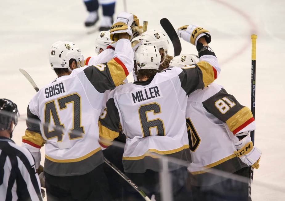 Los Vegas Golden Knights celebran el tercer gol de Jonathan Marchessault (81) contra los Winnip ...