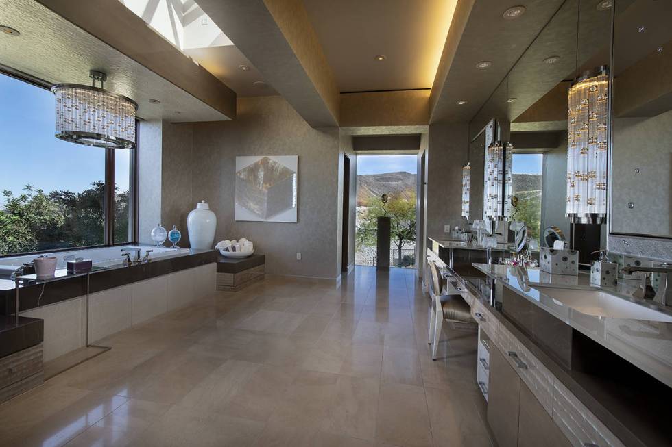 Master bath. (Synergy Sotheby’s International Realty)