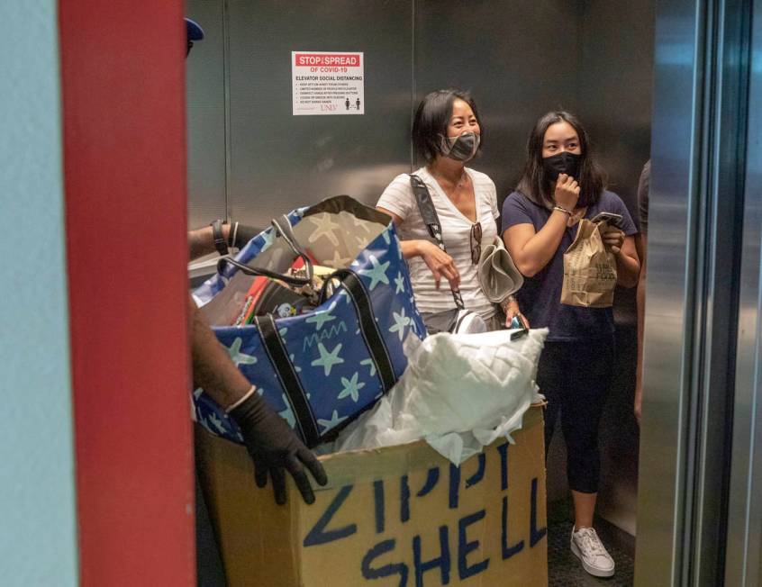 Sonia Louissaint, left, and UNLV freshman Lia Cheung, 18, of Miami, moves CheungÕs things ...