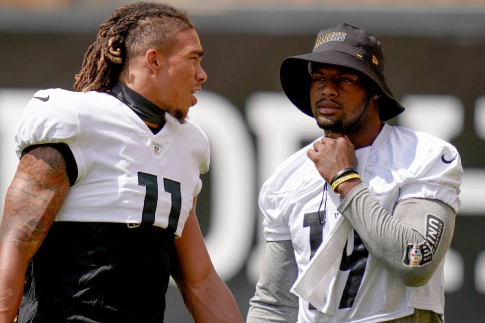 Pittsburgh Steelers wide receivers Chase Claypool (11) and JuJu Smith-Schuster talk during an N ...