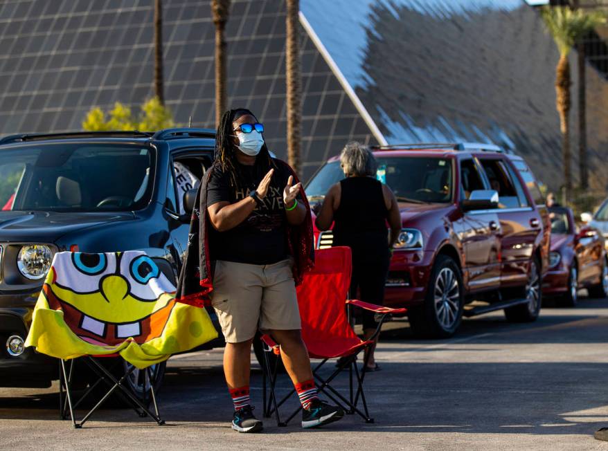 Las Vegas Aces fan Cassie Jemison, of Henderson, cheers at the start of a drive-in showing of t ...