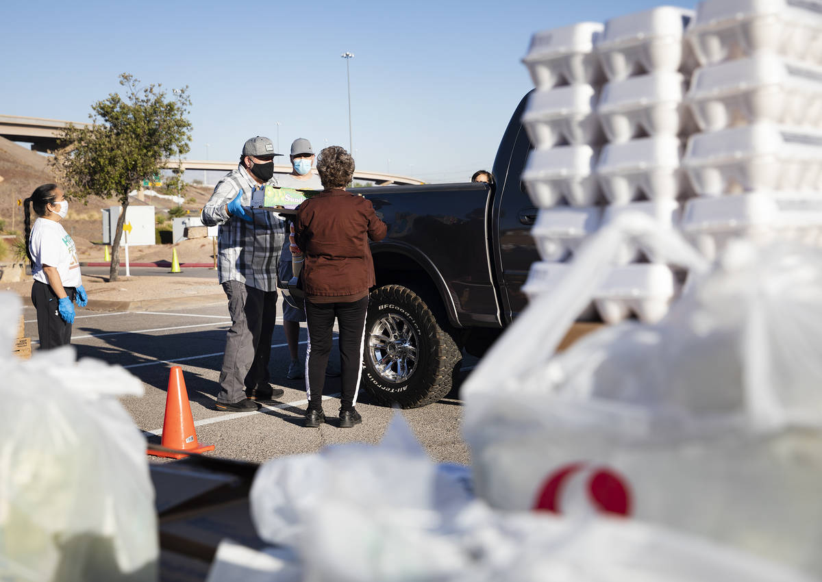 Volunteers Faye Doss, from left, Huberto Sandoval, Michael Nelson, and Christina Bailey load fo ...
