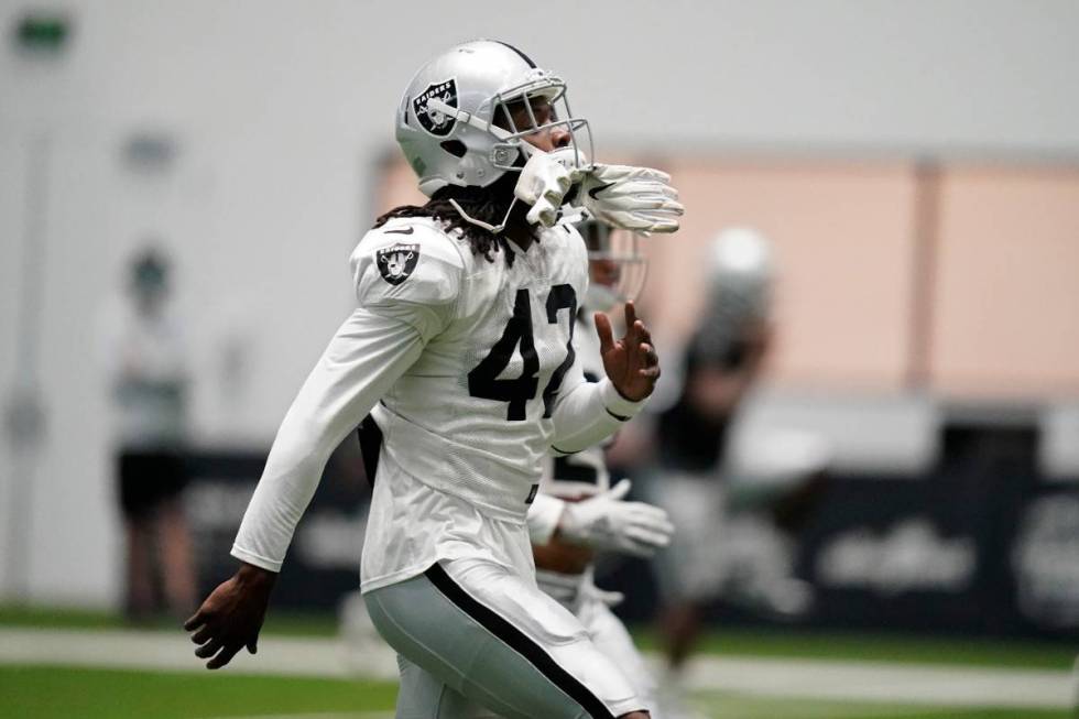 Las Vegas Raiders linebacker Cory Littleton (42) warms up during an NFL football training camp ...