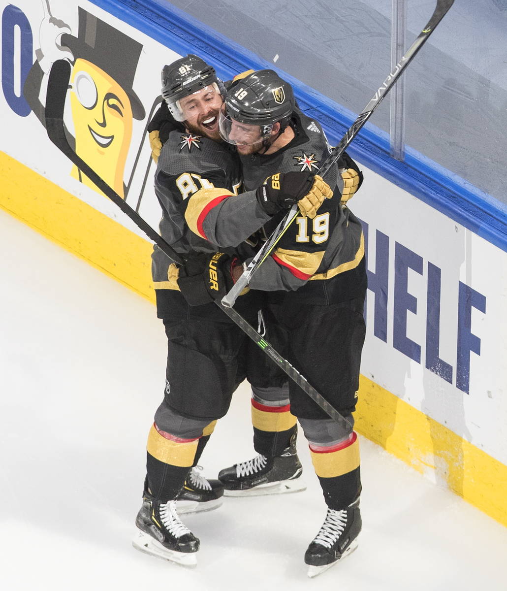 Vegas Golden Knights' Reilly Smith (19) celebrates his goal against the Dallas Stars with Jonat ...