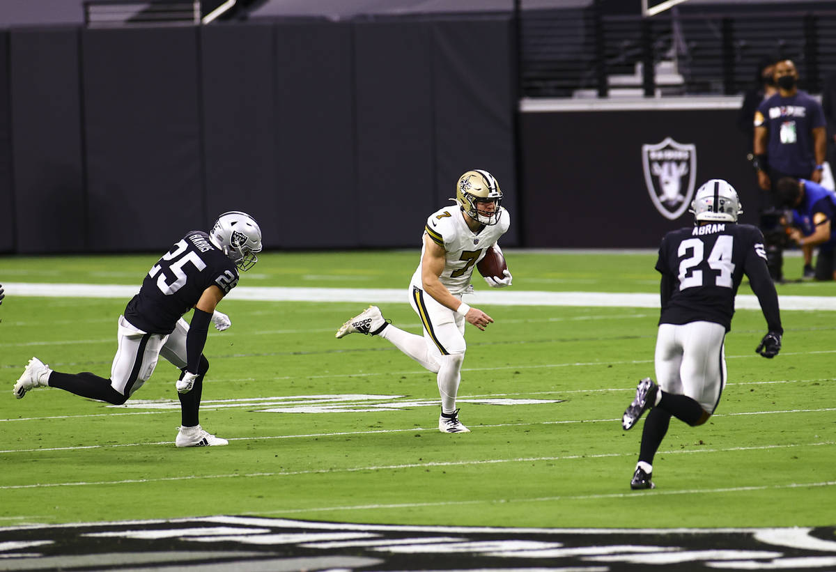 New Orleans Saints quarterback Taysom Hill (7) runs the ball between Las Vegas Raiders free saf ...