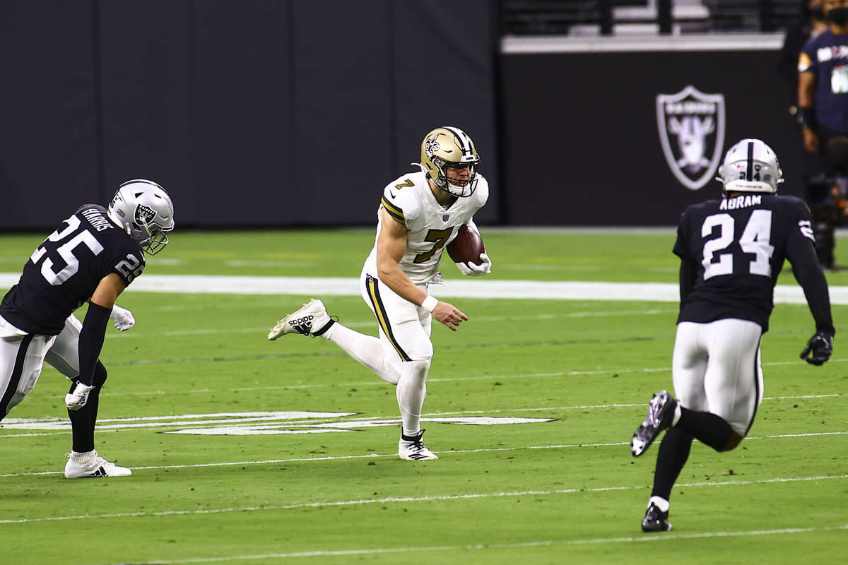 New Orleans Saints quarterback Taysom Hill (7) runs the ball between Las Vegas Raiders free saf ...