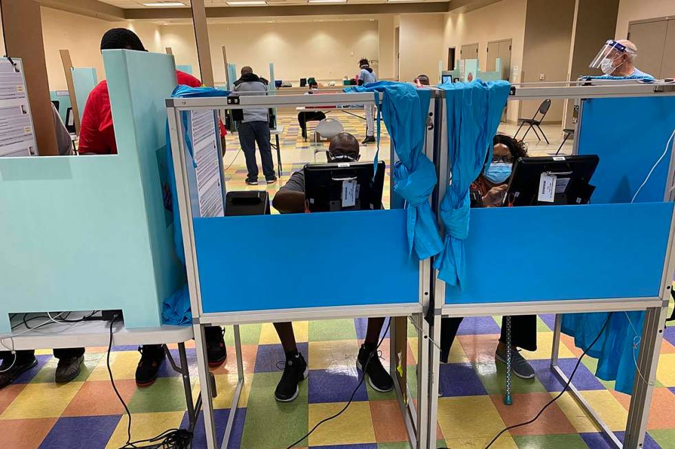 Votantes en Pearson Community Center de Las Vegas el viernes, 30 de octubre de 2020, el último ...