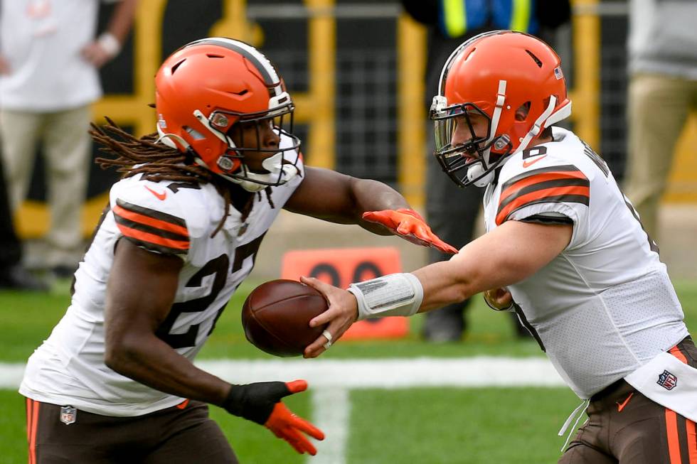 Cleveland Browns quarterback Baker Mayfield (6) hands off to running back Kareem Hunt (27) duri ...