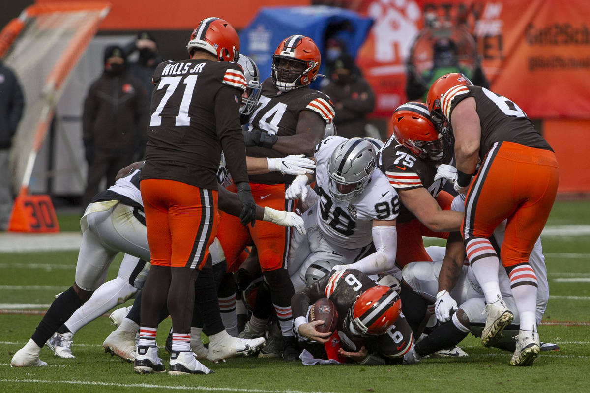 Cleveland Browns quarterback Baker Mayfield (6) converts a 4th down on a quarterback sneak 1st ...