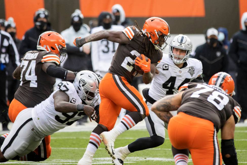 Cleveland Browns running back Kareem Hunt (27) runs past Las Vegas Raiders defensive tackle Mal ...