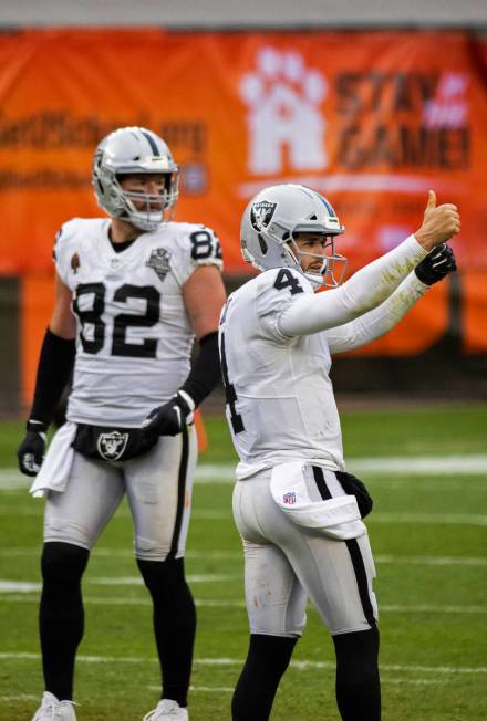 Las Vegas Raiders quarterback Derek Carr (4) celebrates a big play with Las Vegas Raiders tight ...