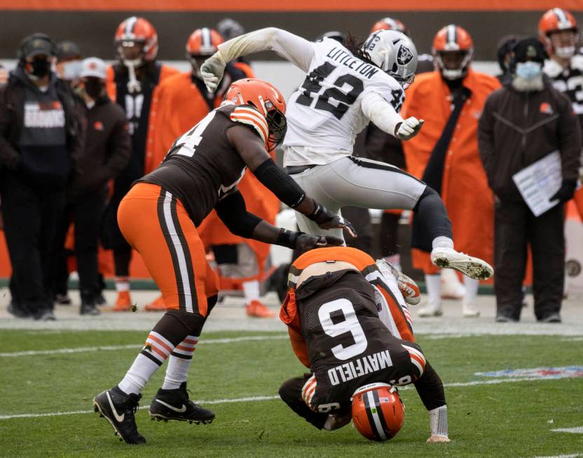 Las Vegas Raiders inside linebacker Cory Littleton (42) leaps over Cleveland Browns quarterback ...
