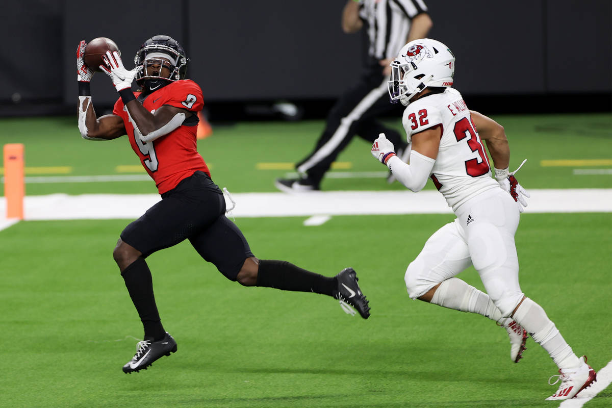 UNLV Rebels wide receiver Tyleek Collins (9) makes a catch for a touchdown under pressure from ...