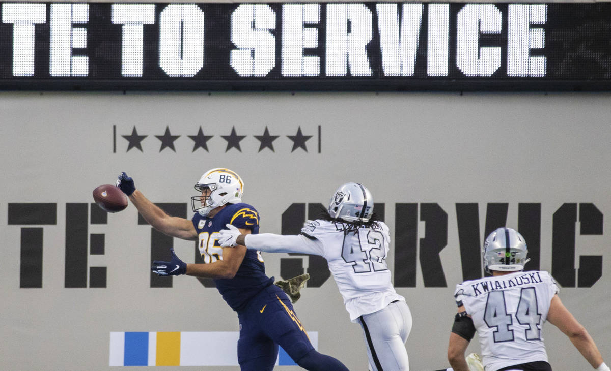 Los Angeles Chargers tight end Hunter Henry (86) tries to bring in a touchdown pass over Las Ve ...