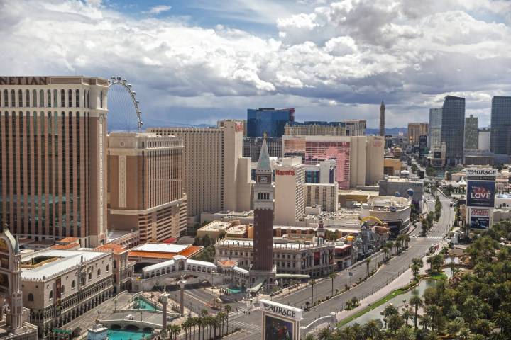 The Strip is completely empty on Thursday, April 9, 2020, in Las Vegas. (Benjamin Hager/Las Veg ...