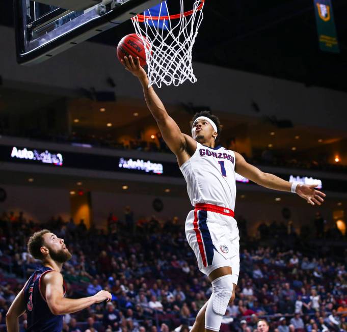 Gonzaga Bulldogs' Admon Gilder (1) goes to the basket in front of St. Mary's Gaels' Jordan Ford ...