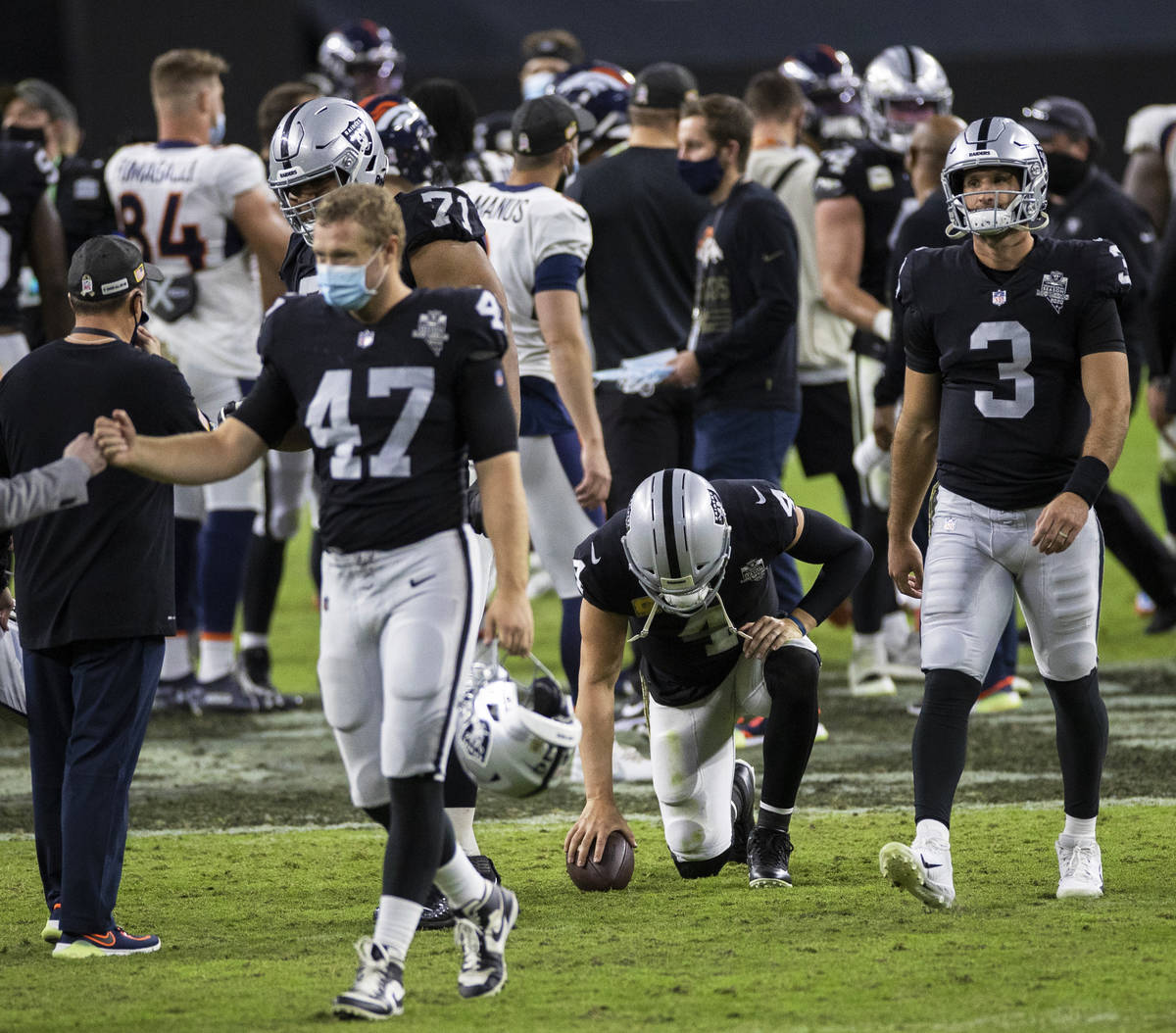 Las Vegas Raiders quarterback Derek Carr (4) kneels to pray after defeating the Denver Broncos ...
