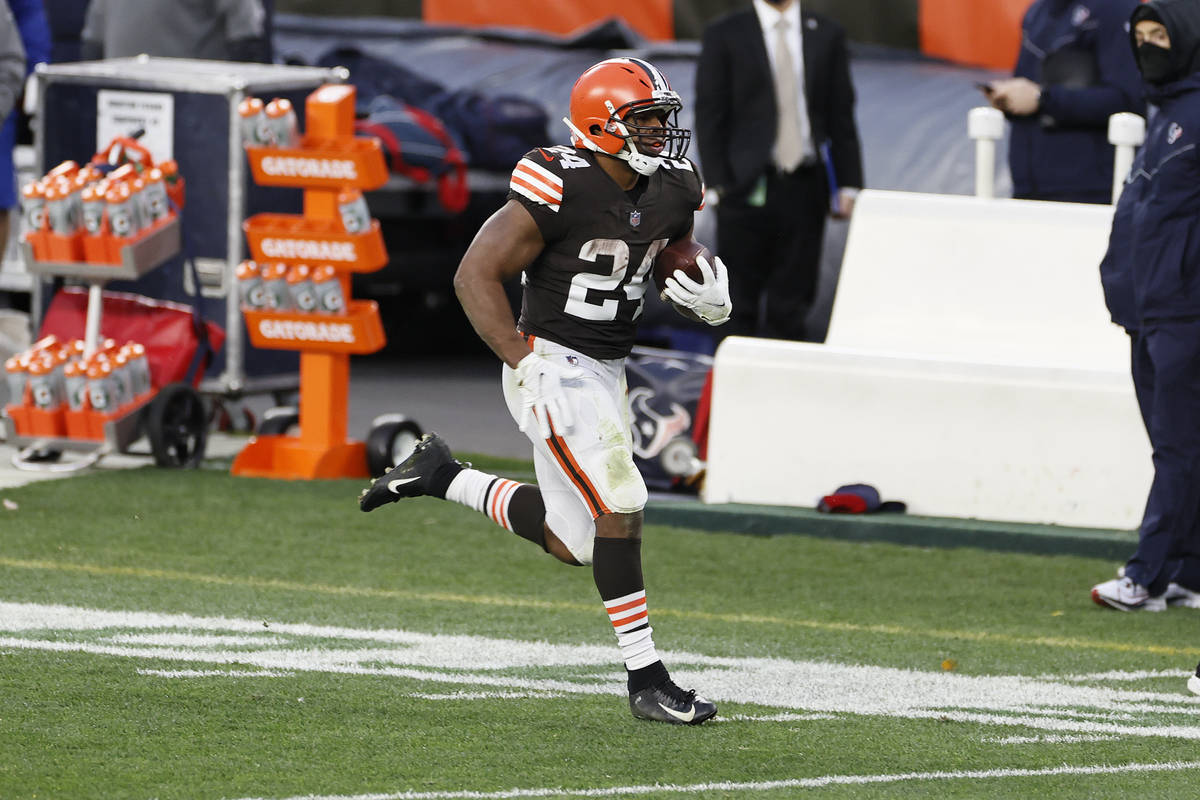 Cleveland Browns running back Nick Chubb (24) makes a long run against the Houston Texans durin ...