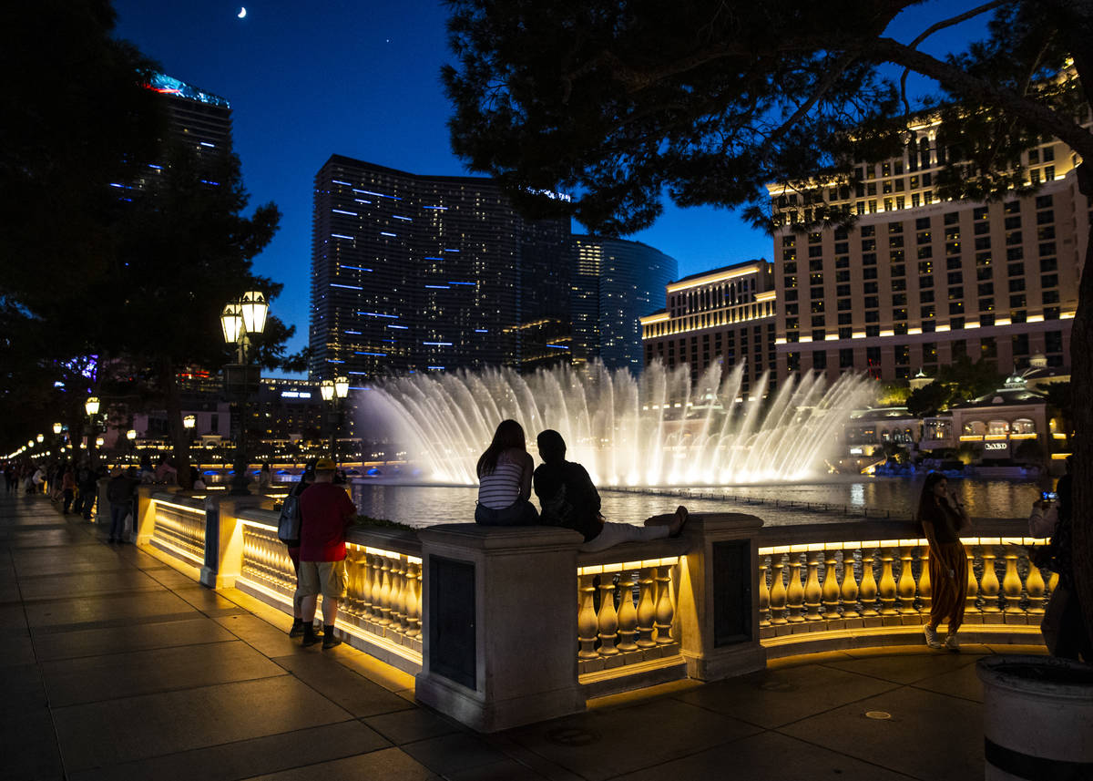 People watch the Bellagio fountain show on the Las Vegas Strip Thursday, Nov. 19, 2020. (Chase ...