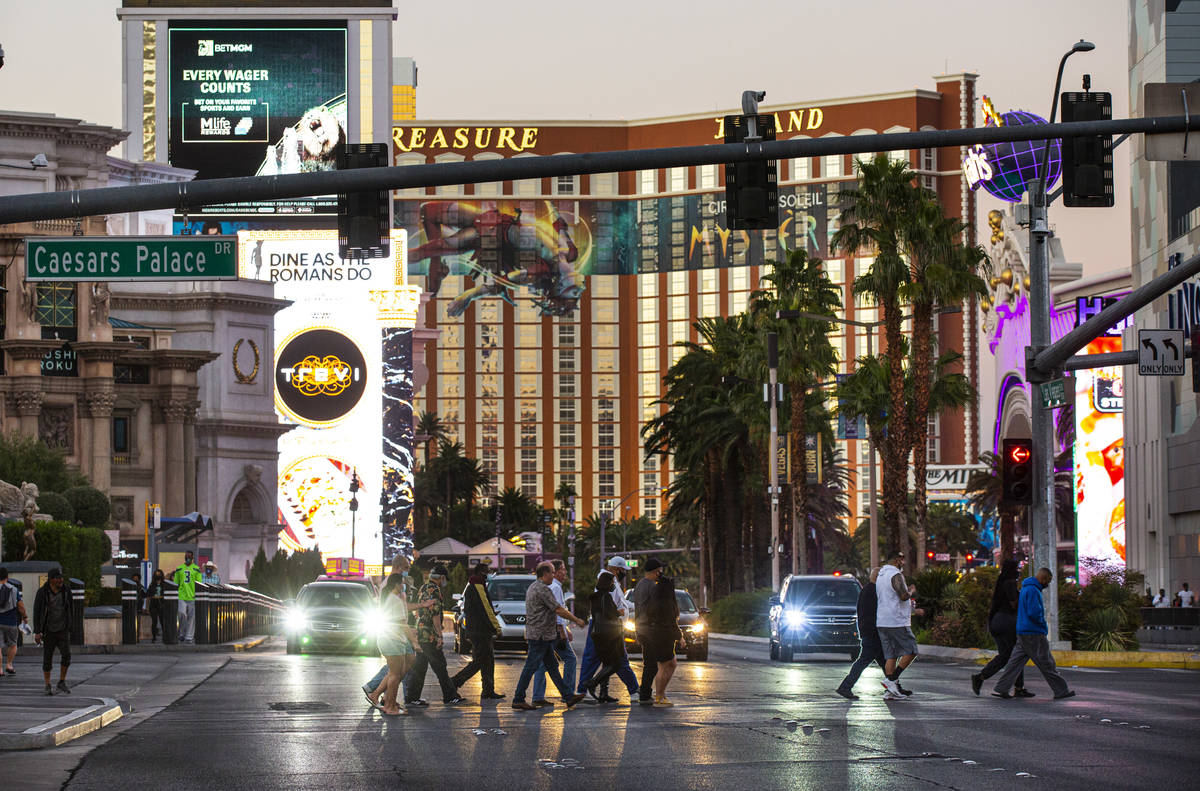 People cross the Las Vegas Strip on Thursday, Nov. 19, 2020. (Chase Stevens/Las Vegas Review-Jo ...