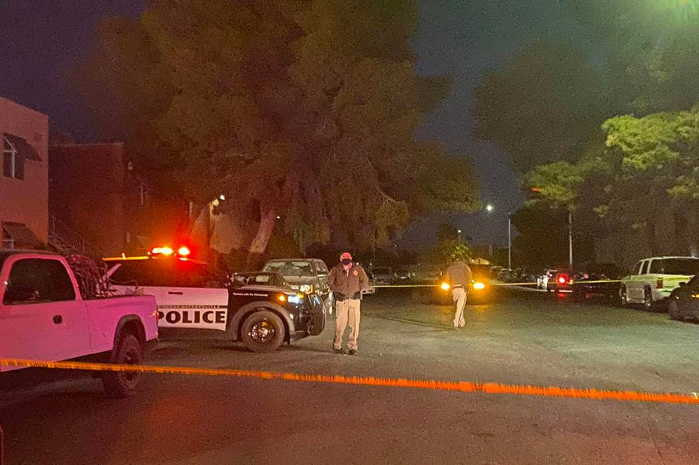 Las Vegas police investigate a shooting scene at East Bonanza Road and Triest Court on Thursday ...