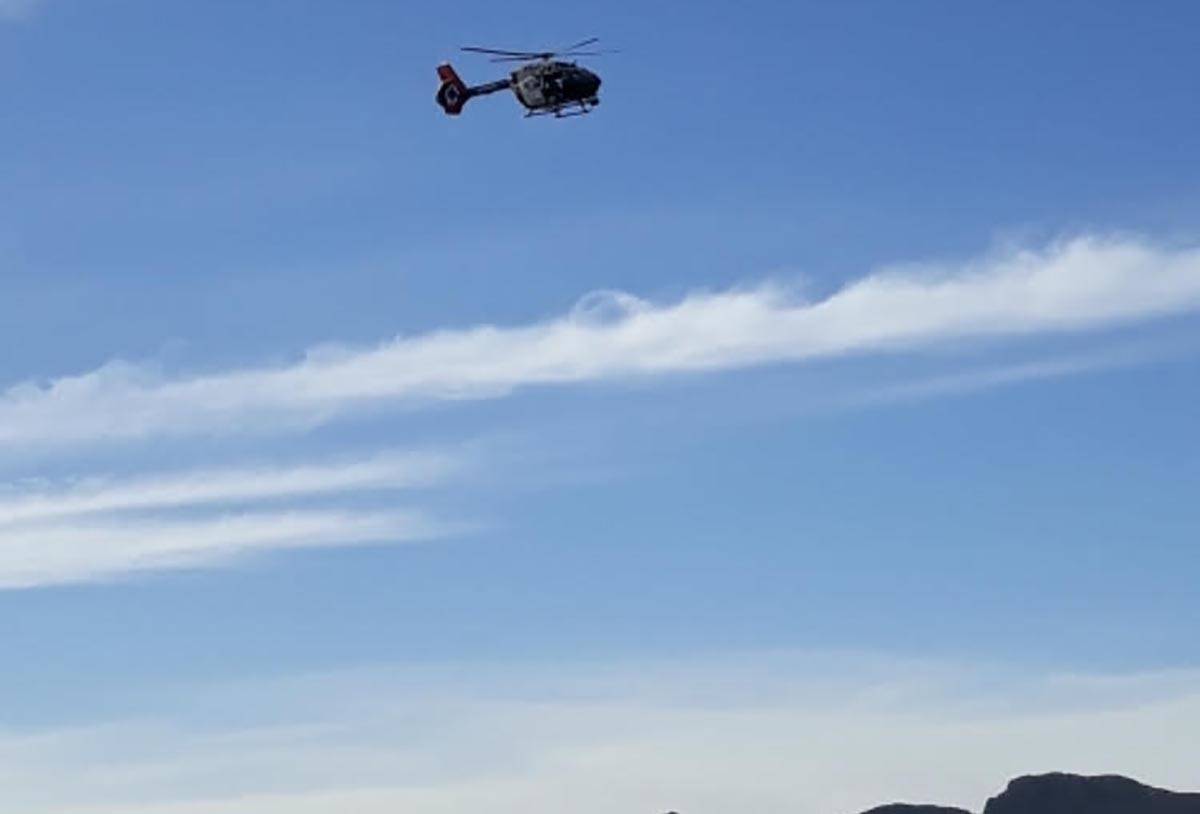 A Las Vegas Metropolitan Police Department leaves the Shadow Mountain area after two hikers wer ...