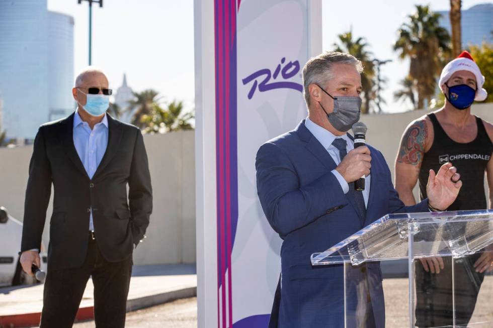 Rio General Manager Steve Ellis, center, speaks as Caesars Entertainment Regional President Gar ...