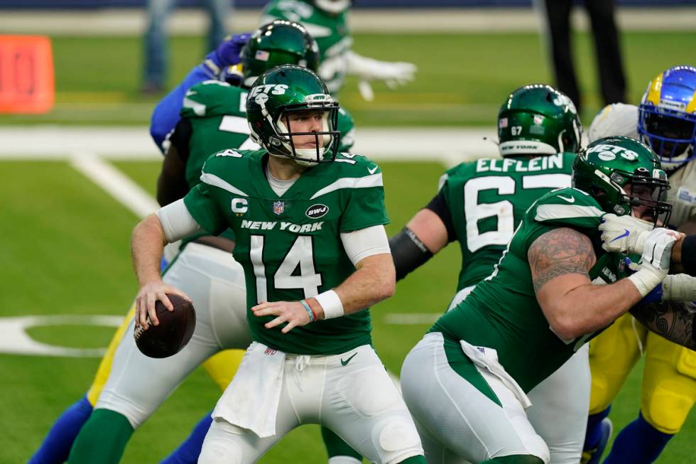 New York Jets quarterback Sam Darnold throws against the Los Angeles Rams during the first half ...