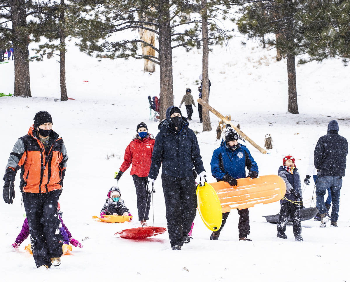 Las VeganÕs pack a hill to sled and play in the snow at Lee Canyon on Monday, Dec. 28, 202 ...